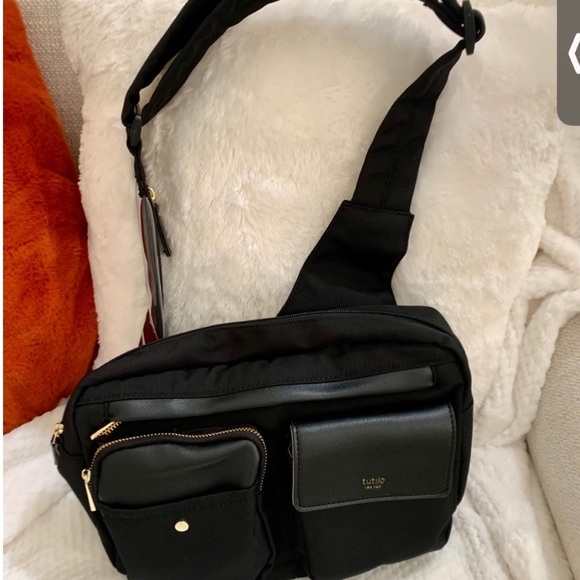 Tutilo New York Crossbody/ Sling Bag - Picture 3 of 5